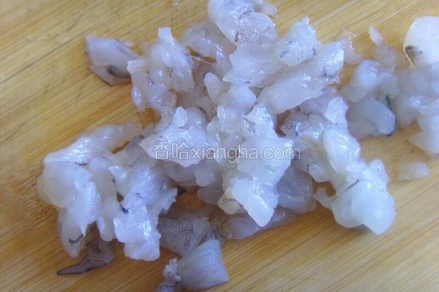 虾仁剁碎；