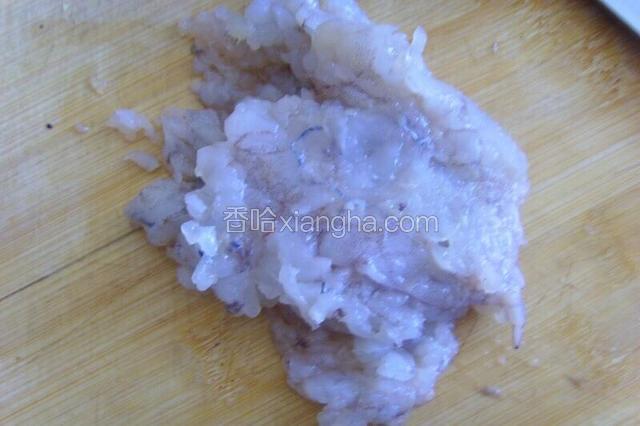 虾仁剁成虾泥待用；