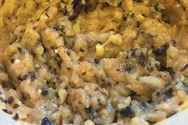 加入适量鸡蛋清，盐调味，加黑木耳碎末搅拌均匀；