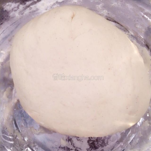 面粉加适量清水和成面团待用；