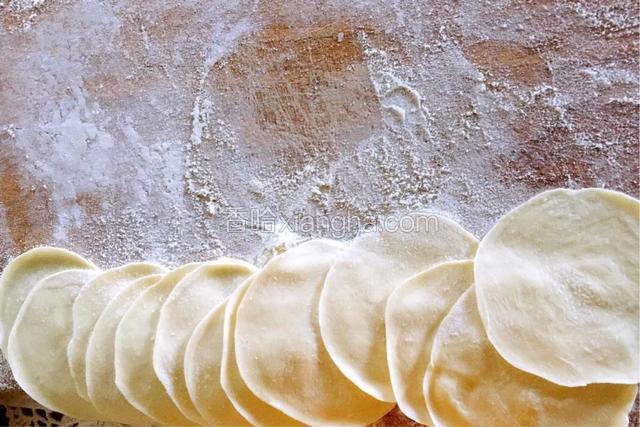 面团擀出来的饺子皮；