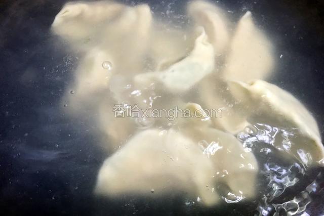 饺子下锅煮熟捞出即可；