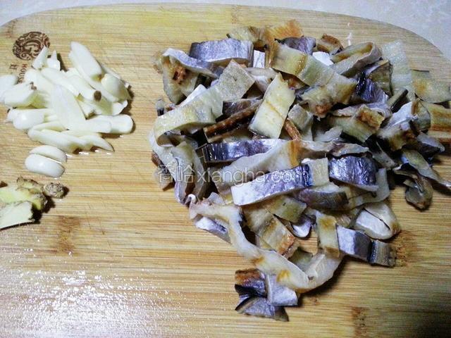 将鳗鱼干洗净，姜蒜切片