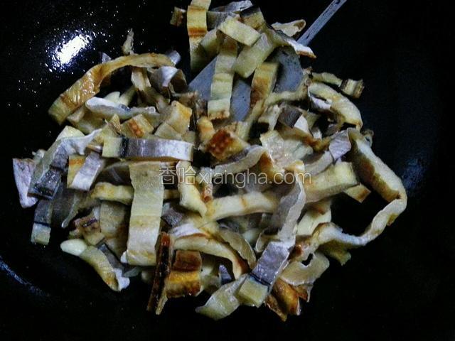 然后放入鳗鱼干