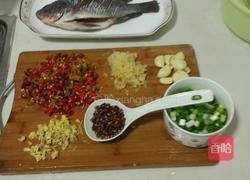 泡椒干烧鲫鱼的做法图解1