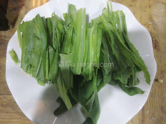 油麦菜去根洗干净，从中间掰成4段
