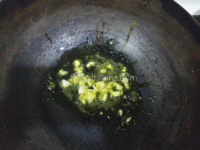 锅中放入少量油爆香葱末