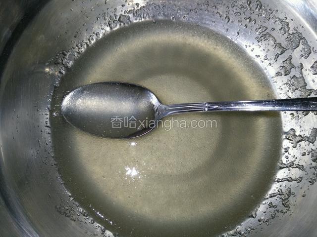 做镜面。6克吉利丁粉放60克水溶解，放入糖粉隔水熔化。
