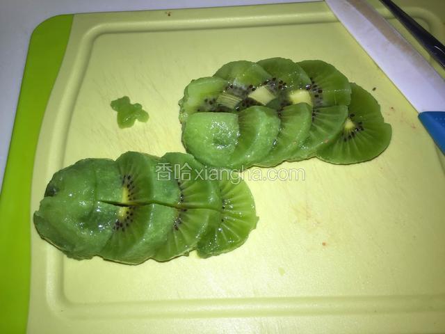 把提前放入冰箱冷藏的猕猴桃洗净去皮，切成小块，也可放入冰箱冷冻一会