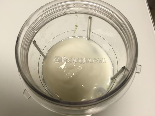 加入200g酸奶，加入适量蜂蜜