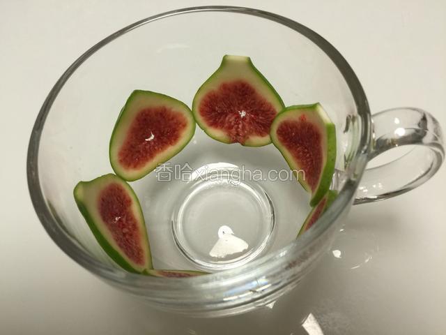 切好的无花果片，贴在杯壁上