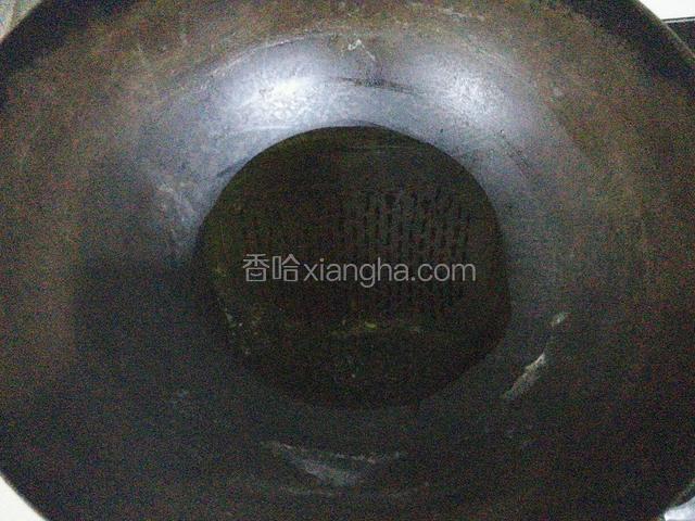 锅中放入少量黄油热化