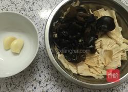凉拌腐竹木耳的做法图解3