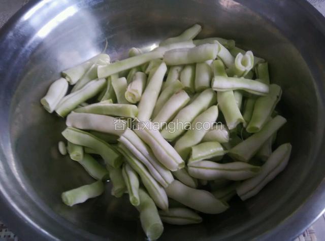 芸豆摘洗干净，掰成段