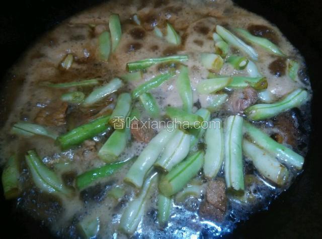 煸炒至五花肉变色，放入芸豆煸炒，放老抽继续煸炒，倒入开水，盖上锅盖炖煮