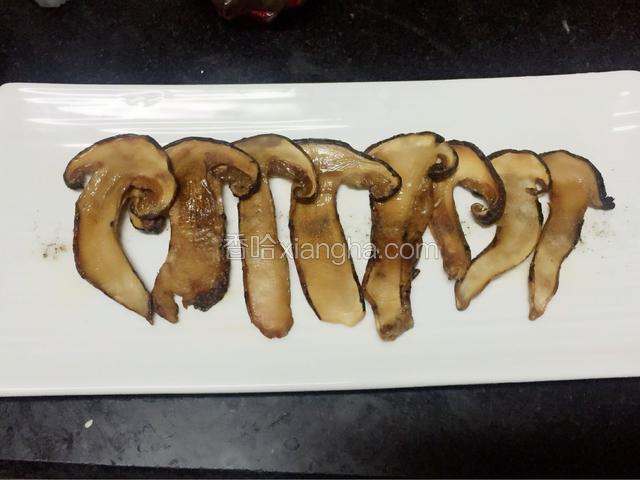 起锅，撒入少许黑胡椒（可以不撒） 