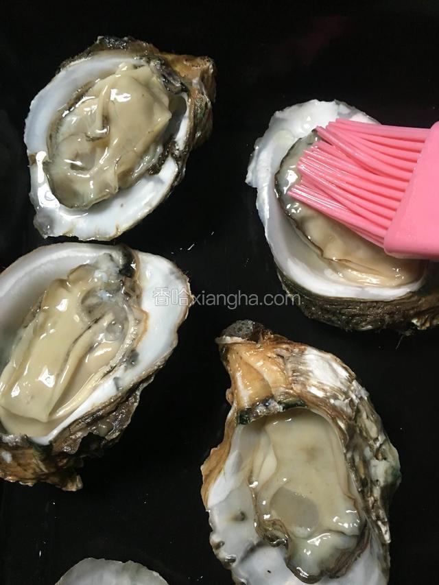 在每个上面刷一层油，再放进烤箱200度上下烤12分钟