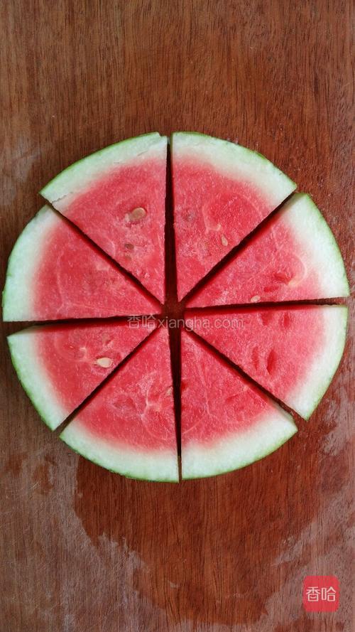 3.用刀横切成大圆片.2.准备好一个西瓜,洗干净.1.