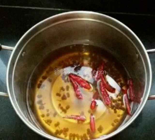 水中放花椒，干辣椒和盐煮开，要煮5-10分钟，充分的把调料的味道煮出来。