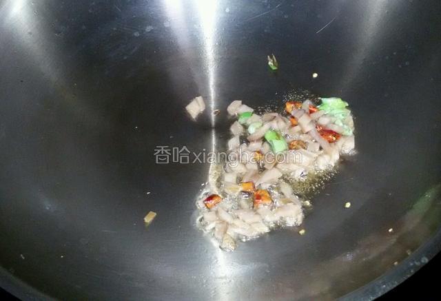 锅中放适量花生油，放葱姜干辣椒爆香。