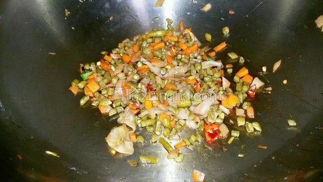 把泡菜放进去翻炒均匀即可。（泡菜有盐味，无需放过多调料）