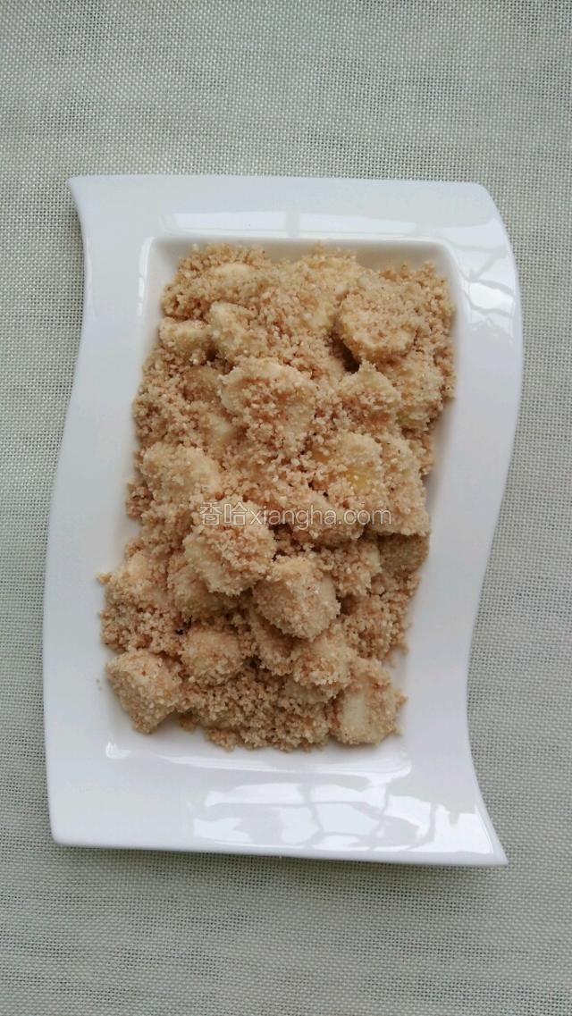 装入盘中，上锅蒸至芋头软烂。