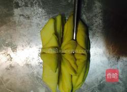 奶油南瓜莲花卷的做法图解3