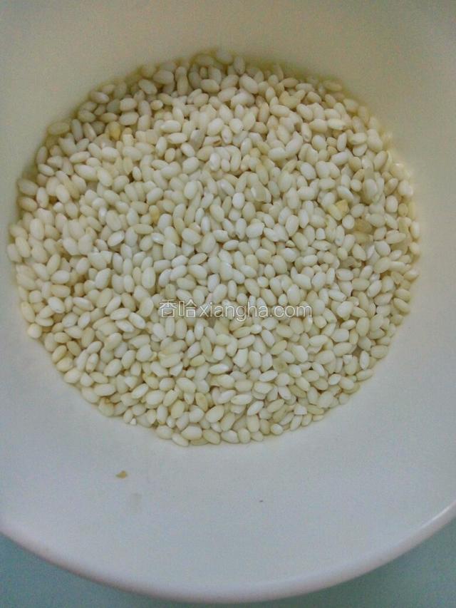 第二天早上起来，准备好圆糯米。