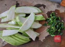 丝瓜热汤面的做法图解2