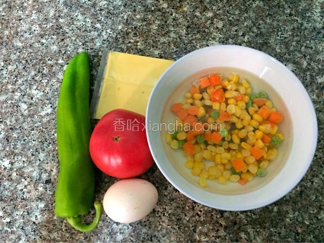 什锦蔬菜丁，西红柿，青椒，鸡蛋，芝士片备用