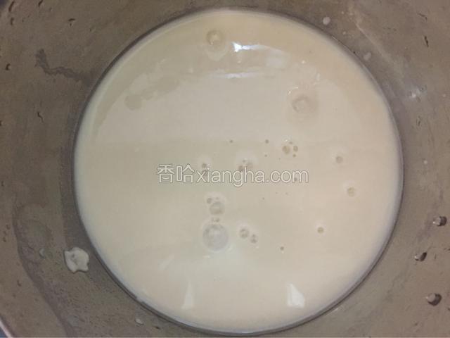 面粉加入一个鸡蛋适量泡打粉，糖，盐，水和成面糊。