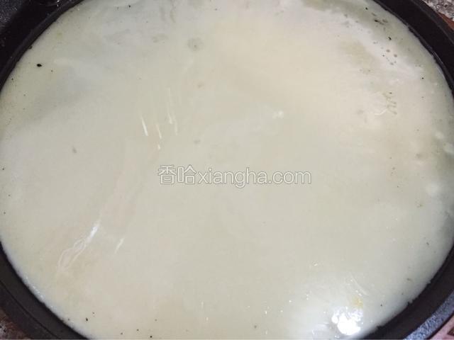 电饼铛预热，擦油，油热垂直倒入面糊摊成饼盖上盖子