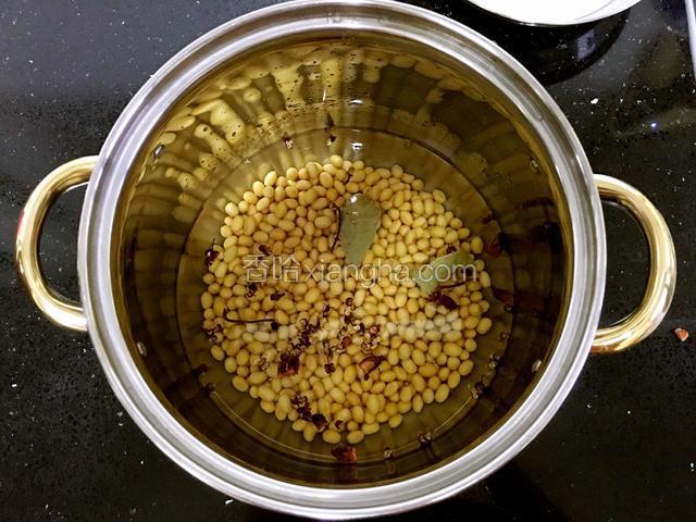 把浸泡好的黄豆倒锅里，放入佐料，加水没过黄豆2厘米。