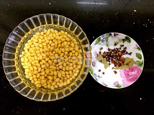 黄豆提前浸泡过夜。