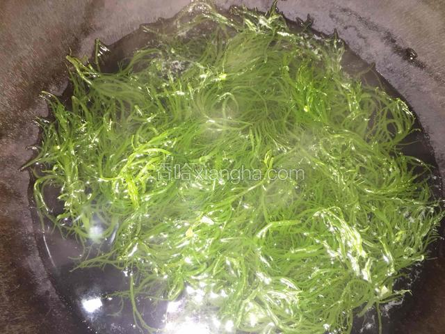 锅中加入适量的清水烧开后，倒入洗净的海藻焯水，快速捞出过冷水后沥干水分