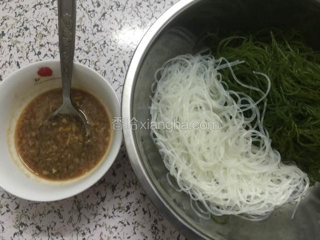 碗里加入上述所有的调味料