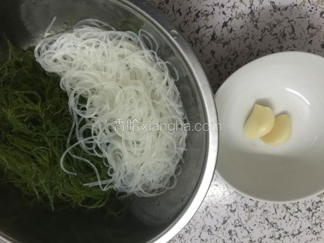 焯好的海藻芽和粉丝，两瓣蒜头捣成蒜茸