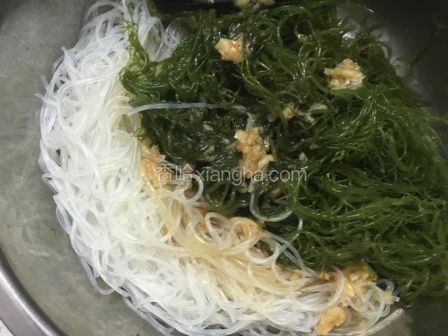 倒入盆中拌匀即可食用