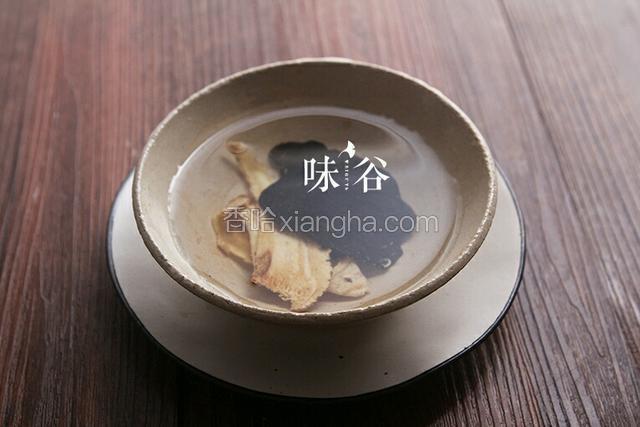 药材清洗够浸泡一会。