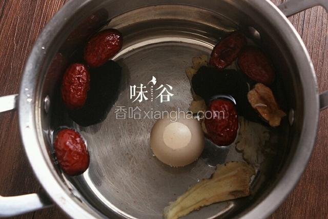 全部材料洗净全部放入锅加适量清水煲开滚3分钟后转小火煲；