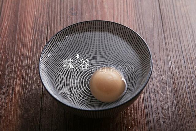 煲20分钟左右捞出鸡蛋，放到冷水中。