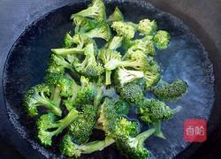 番茄酱炒西兰花的做法图解3