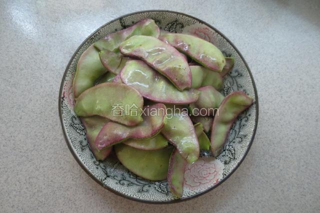摘除豆筋，清洗干净。