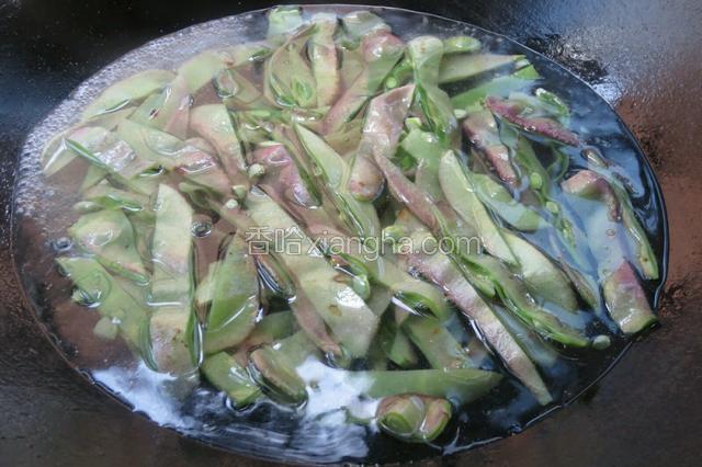 放入沸水中焯熟，紫色木有啦~´∀`