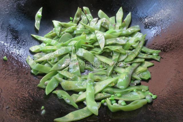 放入适量盐调味。