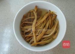 黄花炒肉的做法图解1