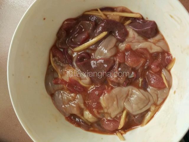 把瘦肉、猪肝、粉肠、姜放碗里，加入料酒、生抽、盐、生粉拌匀腌十分钟