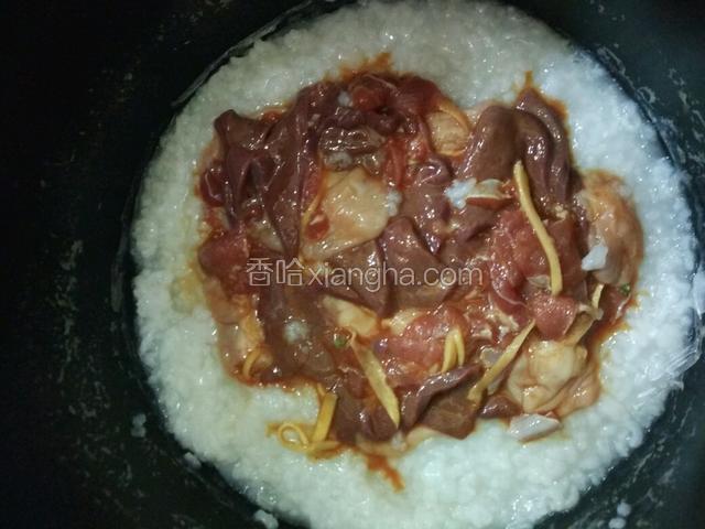 粥煮好，放入腌好的猪肝、粉肠、瘦肉