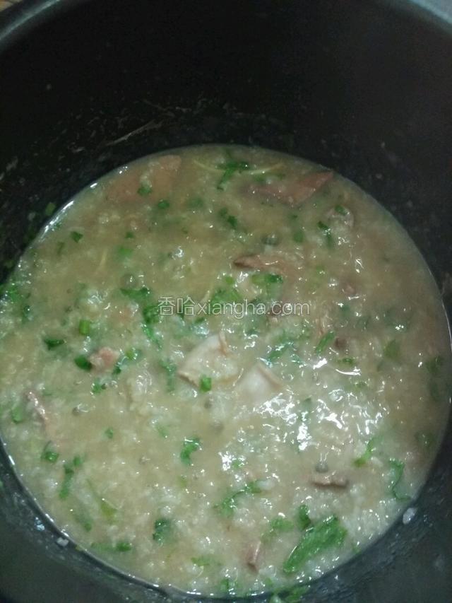 加入生菜拌匀，关火