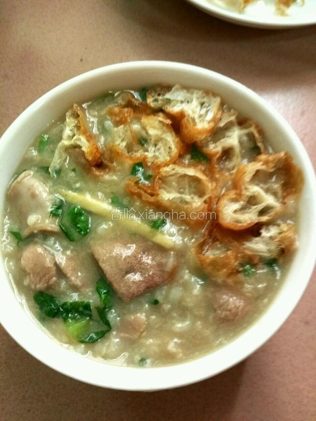粥盛碗再加入油条
